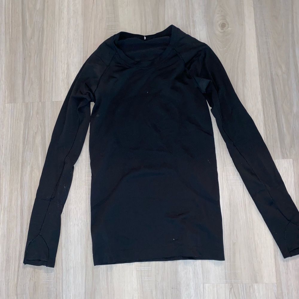 black lululemon long sleeve